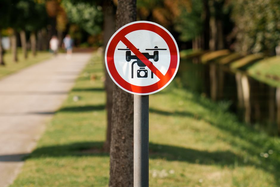 A sign prohibiting drones in a park.